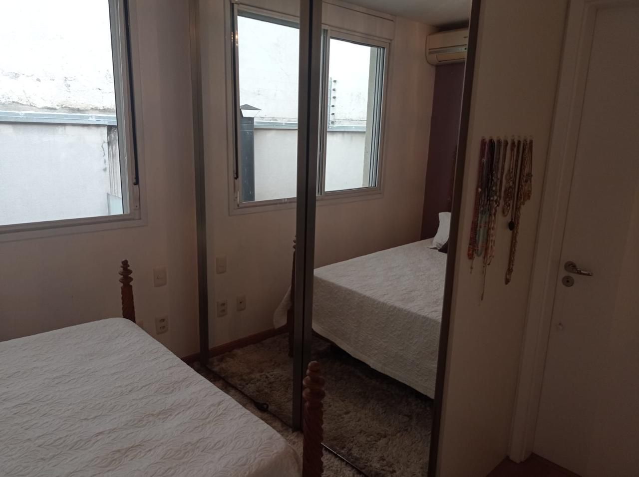 Casa Alto Padrão na Aclimação: 240m², 3 Suítes Reversíveis, 3 Vagas e Segurança Exclusiva