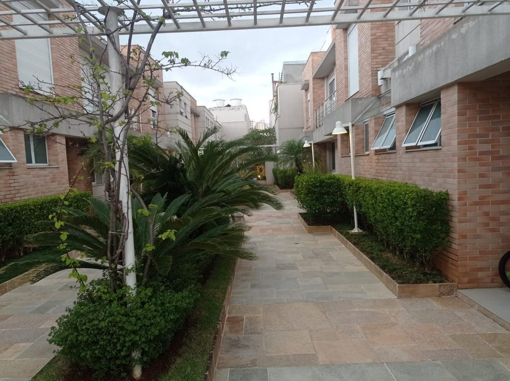 Casa Alto Padrão na Aclimação: 240m², 3 Suítes Reversíveis, 3 Vagas e Segurança Exclusiva