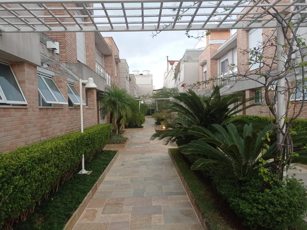 Casa Alto Padrão na Aclimação: 240m², 3 Suítes Reversíveis, 3 Vagas e Segurança Exclusiva