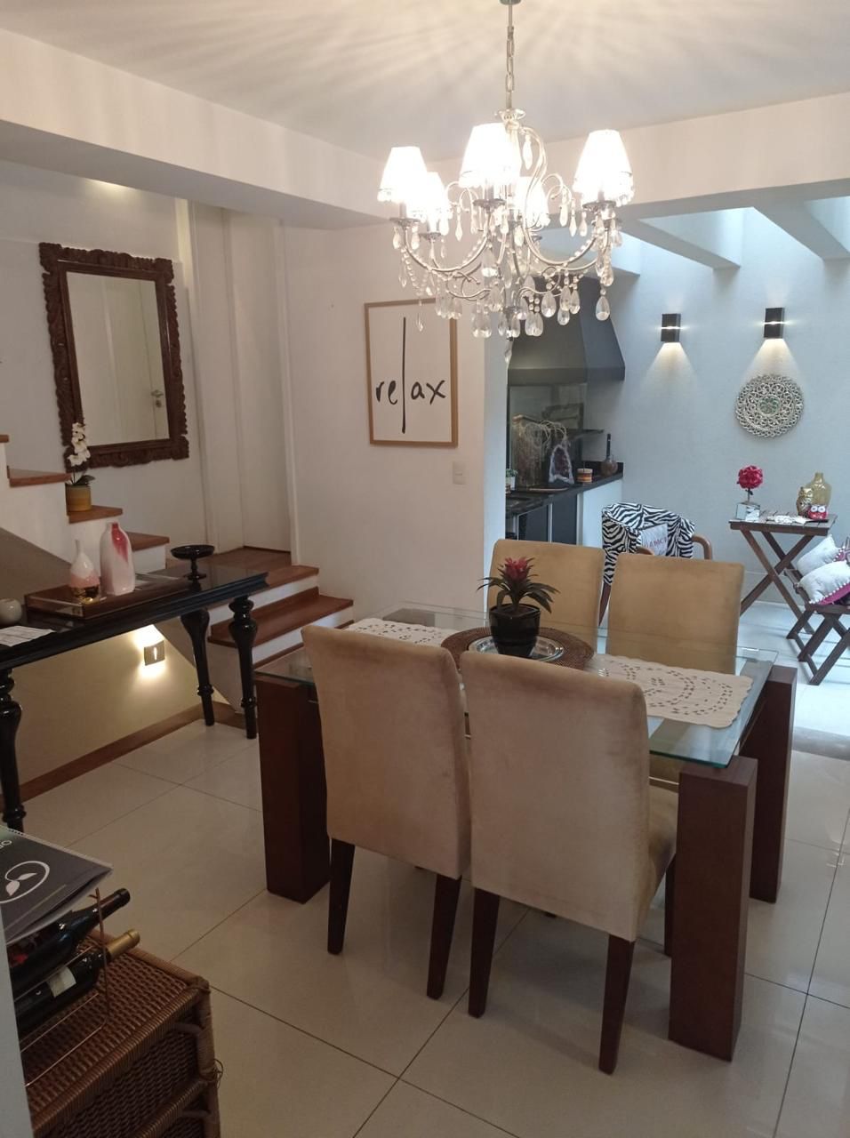 Casa Alto Padrão na Aclimação: 240m², 3 Suítes Reversíveis, 3 Vagas e Segurança Exclusiva