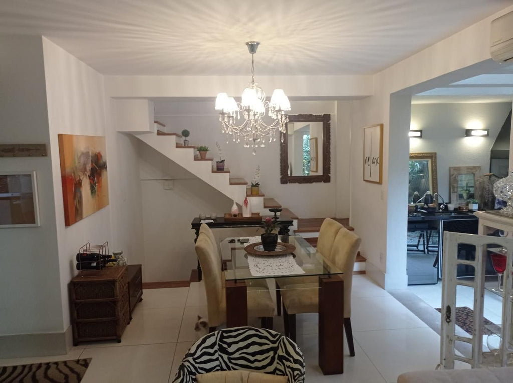 Casa Alto Padrão na Aclimação: 240m², 3 Suítes Reversíveis, 3 Vagas e Segurança Exclusiva