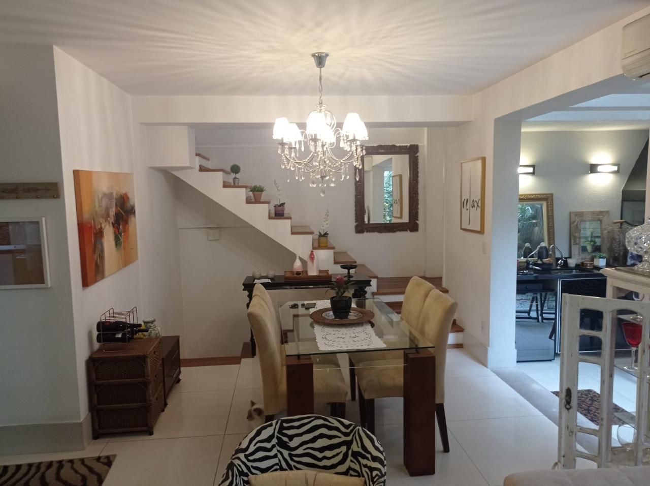 Casa Alto Padrão na Aclimação: 240m², 3 Suítes Reversíveis, 3 Vagas e Segurança Exclusiva