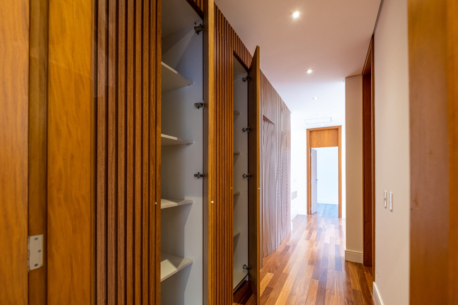 Casa Alto Padrão no Jardim Paulista: 310m² Construídos, Terreno 497m², Arquitetura Icônica e Retrofit Exclusivo